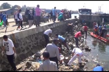 Ribuan orang bersihkan laut dan pantai di Kendari