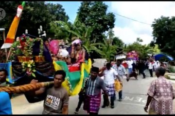 Upacara memikul gadis di Wakatobi