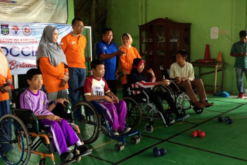 Atlet penyandang disabilitas berlatih Boccia bersama Gubernur NTB