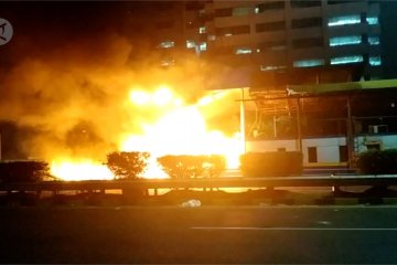 Pintu tol depan Gedung DPR terbakar