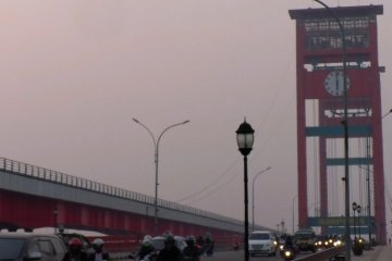 Kabut asap mulai dirasakan warga Palembang