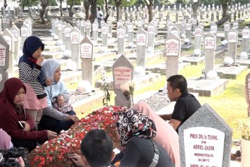 Masyarakat berziarah ke makam Habibie