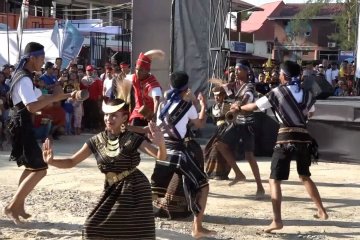 Tarian Indonesia timur warnai pembukaan Nias Pro International Surfing