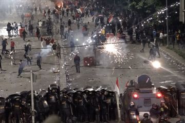 Polisi bubarkan aksi massa di gedung DPR