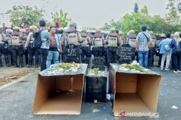 Empat almamater bawa bunga simbol solidaritas mahasiswa meninggal