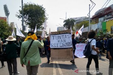 Pelantikan DPR, Mahasiswa bergerak ke Jalan Gatot Subroto