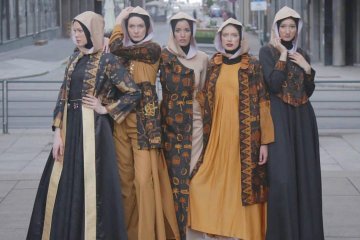 Cara padu padan agar tampil kekinian di Hari Batik