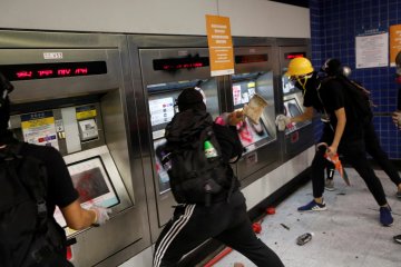 Jaringan kereta Hong Kong ditutup setelah unjuk rasa malam hari