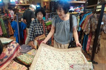 Sentra kerajinan batik ramai wisatawan asing di Hari Batik