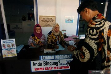 Karyawan gunakan baju batik pada peringatan Hari Batik