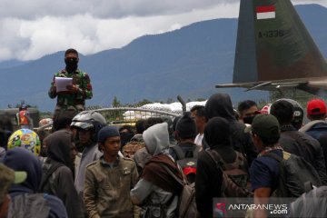 Warga Sulsel pengungsi Wamena tiba di Makassar