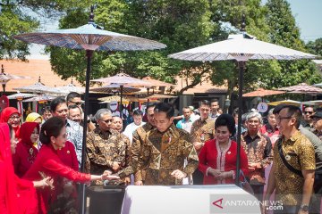 Jokowi "membatik untuk negeri" di Solo