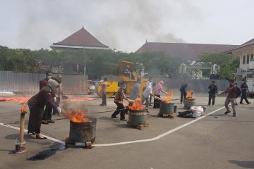 Kejaksaan Bekasi musnahkan ribuan barang bukti kejahatan