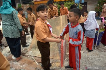 Anak pencari suaka bergotong-royong