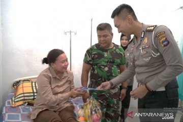 Sambut HUT TNI, anggota Ditlantas besuk keluarga TNI yang sakit