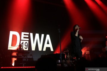 "Aku Cinta Kau dan Dia" dari Dul Jaelani di konser Dewa 19