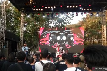 Momen haru Superglad saat tampil di Synchronize Festival