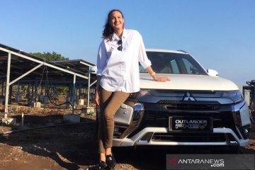 Nadine Chandrawinata: travelling cara terbaik mengenal orang