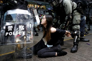 Ribuan pengunjuk rasa abaikan hukum anti-penutup wajah di  Hong Kong