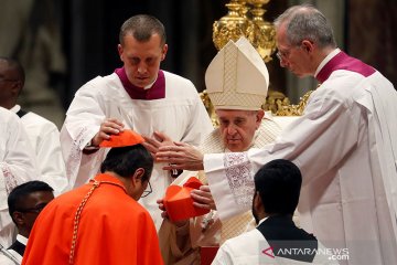 Paus Fransiskus memberkati Ignatius Suharyo sebagai Kardinal