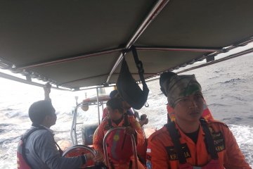 Seorang penumpang loncat dari kapal di laut Sumbawa