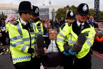 Polisi tangkap 300 pengunjuk rasa perubahan iklim di London