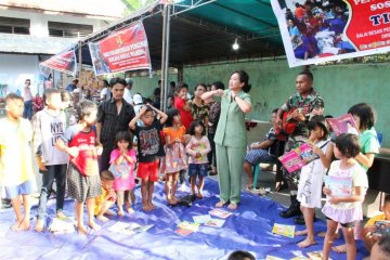 Anak-anak korban kerusuhan diajak nyanyi bersama istri prajurit TNI