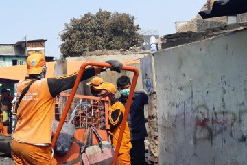Petugas gabungan kerja bakti bersihkan sisa kebakaran Taman Sari