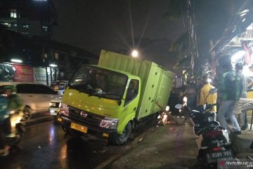 Hujan di Jakarta, truk terjebak di jalan ambles di Palmerah