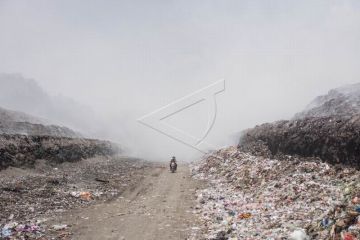 Dampak asap kebakaran TPA sampah Putri Cempo