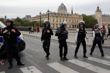 Lima orang ditangkap terkait serangan di markas Kepolisian Paris