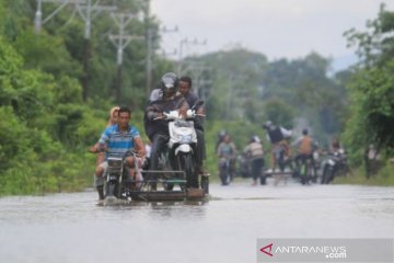 Banjir ganggu akses transportasi warga di Aceh Barat