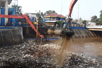 Pintu Air Manggarai angkut 2.084 meter kubik sampah antisipasi banjir