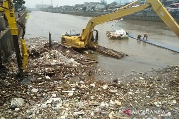 Kali Banjir Kanal Barat penuh sampah