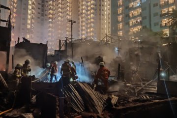 Tiga warga Cawang korban kebakaran dibawa ke rumah sakit