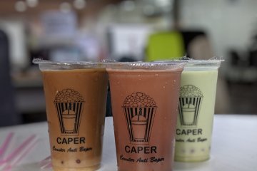 Menyeruput minuman "anti baper"