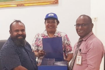KPA Papua bagikan 1.000 buku tabungan untuk relawan HIV/AIDS