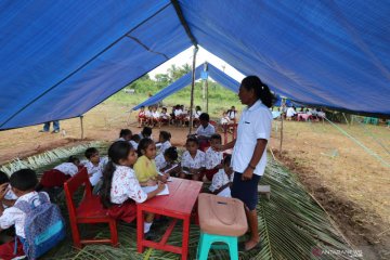 Siswa korban gempa Ambon belajar di tenda darurat