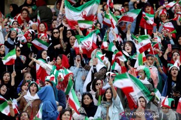 Tribun stadion Iran kini diramaikan penonton perempuan lagi