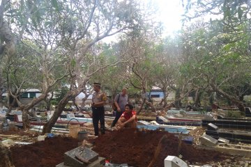 Tanah kering jadi kendala penggalian kubur untuk Akbar Alamsyah