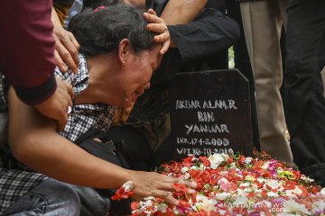 Usai pemakaman, Ibunda Akbar Alamsyah histeris