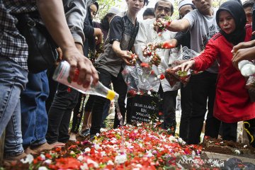 Isak tangis ibu dan kakak iringi prosesi pemakaman Akbar Alamsyah