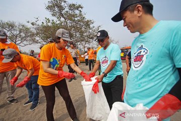 Hari Oeang ke-73, Sri Mulyani bersihkan sampah di Pantai Tanjung Pasir