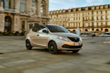 Lancia meluncurkan edisi Ypsilon Monogram hadapi Alfa Romeo di Italia