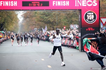 Eliud Kipchoge sukses lari maraton di bawah dua jam