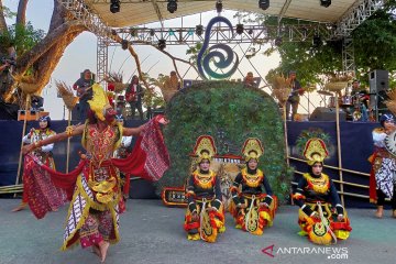 Reyog Jazz Ponorogo dibuka dengan kolaborasi reyog dengan band Ber6