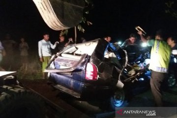 Mobil tertimpa pohon di Situbondo, tiga penumpang meninggal