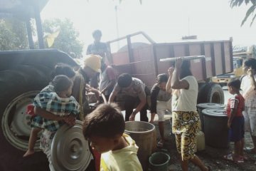 Polres Mesuji bagikan puluhan tangki air bersih ke warga