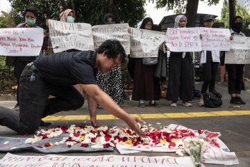 Aksi tabur bunga emak-emak