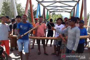 Warga blokir akses jalan Gorontalo Utara-Buol